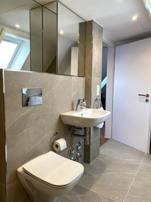 Super Zentral Begehrte Wohnlage Parkplatz Vor Haus Apartment Nuremberg Exterior photo